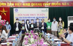 Trao sổ BHXH, thẻ BHYT tặng người dân có hoàn cảnh khó khăn