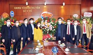 Đồng chí Trần Quốc Toản, Phó Bí thư Thường trực Tỉnh ủy, Chủ tịch HĐND tỉnh chúc mừng ngành Y tế nhân Ngày Thầy thuốc Việt Nam 27.2