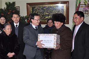 Bí thư Tỉnh ủy Đỗ Tiến Sỹ thăm, tặng quà người có công, hộ nghèo tại thành phố Hưng Yên