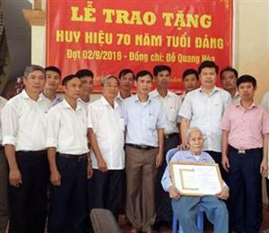 Trao tặng Huy hiệu 70 năm tuổi Đảng tại xã Đình Dù