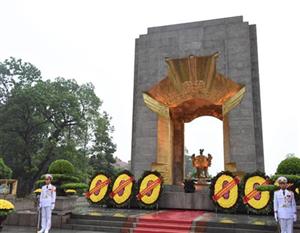 Lãnh đạo Đảng, Nhà nước dâng hương tưởng niệm các Anh hùng liệt sĩ