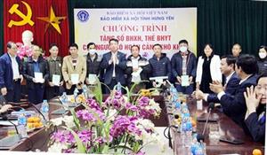 Tổng Giám đốc Bảo hiểm xã hội Việt Nam Nguyễn Thế Mạnh trao sổ bảo hiểm xã hội tặng người có hoàn cảnh khó khăn