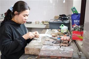 Phát triển nghề chạm bạc ở xã Phù Ủng