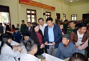 Khám bệnh, cấp thuốc miễn phí, tặng quà đối tượng chính sách tại xã Việt Hòa