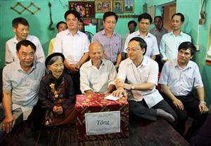 Bí thư Tỉnh ủy Đỗ Tiến Sỹ thăm, tặng quà gia đình chính sách tại Khoái Châu
