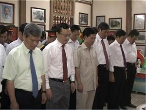 Lãnh đạo tỉnh Hưng Yên dâng hương tưởng niệm Chủ tịch Hồ Chí Minh