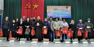 Thượng tọa Thích Thanh Phong, Ủy viên Thường trực Hội đồng trị sự Trung ương Giáo hội Phật giáo Việt Nam tặng quà Tết trên địa bàn tỉnh