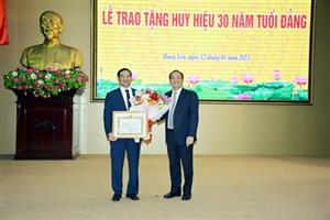 Trao Huy hiệu 30 năm tuổi Đảng tặng đồng chí Trưởng ban Nội chính Tỉnh ủy Đặng Ngọc Quỳnh