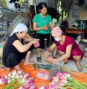 Phụ nữ xã Xuân Dục (Mỹ Hào) ướp trà sen bán gây quỹ