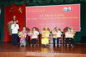 Phó Bí thư Thường trực Tỉnh ủy, Chủ tịch HĐND tỉnh Trần Quốc Toản trao tặng Huy hiệu 75 năm tuổi Đảng tại huyện Phù Cừ