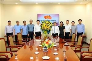 Đồng chí Trần Quốc Toản, Phó Bí thư Thường trực Tỉnh ủy, Chủ tịch HĐND tỉnh chúc mừng các cơ quan báo chí nhân Ngày Báo chí cách mạng Việt Nam 21.6