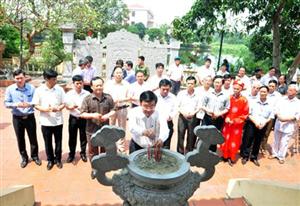 Nguyên Chủ tịch nước Trương Tấn Sang dâng hương tưởng niệm Chủ tịch Hồ Chí Minh và các đồng chí Lê Văn Lương, Tô Hiệu