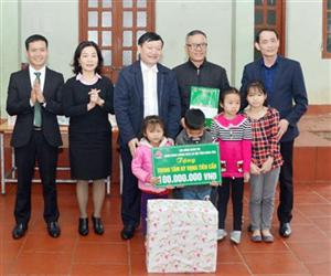 Chủ tịch UBND tỉnh Nguyễn Văn Phóng tặng quà Trung tâm Hy vọng Tiên Cầu