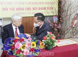 Đồng chí Bí thư Tỉnh ủy Nguyễn Hữu Nghĩa trao Huy hiệu 75 năm tuổi Đảng tại thành phố Hưng Yên