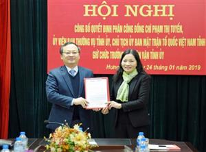 Trao quyết định phân công Ủy viên Ban Thường vụ Tỉnh ủy giữ chức Trưởng ban Dân vận Tỉnh ủy đồng thời là Chủ tịch Ủy ban MTTQ Việt Nam tỉnh