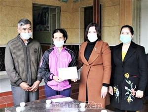 Đồng chí Trưởng ban Dân vận Tỉnh ủy, Chủ tịch Uỷ ban MTTQ Việt Nam tỉnh Quách Thị Hương thăm, động viên thân nhân các nạn nhân vụ ngộ độc tại huyện Kim Động