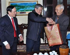 Bí thư Tỉnh ủy Nguyễn Văn Thông tặng quà, chúc tết tại huyện Văn Giang