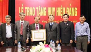 Bí thư Tỉnh ủy Đỗ Tiến Sỹ trao Huy hiệu Đảng tặng đảng viên Chi bộ cơ quan Văn phòng Đoàn đại biểu Quốc hội tỉnh