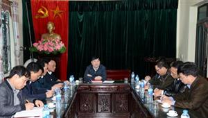 Chủ tịch UBND tỉnh Nguyễn Văn Phóng kiểm tra việc chuyển đổi cây trồng và cấp giấy chứng nhận quyền sử dụng đất tại huyện Phù Cừ