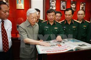 Tổng Bí thư tới thăm và làm việc với Báo Quân đội nhân dân