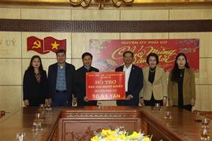 Trao gạo hỗ trợ người nghèo trên địa bàn huyện Phù Cừ