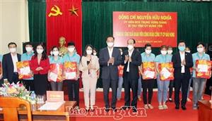 Đồng chí Bí thư Tỉnh ủy Nguyễn Hữu Nghĩa thăm, tặng quà đoàn viên công đoàn có hoàn cảnh khó khăn tại Công ty cổ phần Bảo Hưng