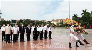 Dâng hoa tưởng nhớ Tổng Bí thư Nguyễn Văn Linh