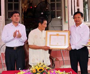 Trao tặng Huy hiệu 70 năm tuổi Đảng tại huyện Phù Cừ