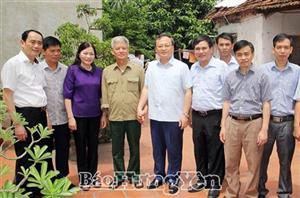 Đồng chí Bí thư Tỉnh ủy Đỗ Tiến Sỹ thăm, tặng quà gia đình chính sách ở huyện Khoái Châu