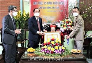 Đồng chí Trần Quốc Văn, Phó Bí thư Tỉnh ủy, Chủ tịch UBND tỉnh trao tặng Huy hiệu 75 năm tuổi Đảng tại huyện Kim Động