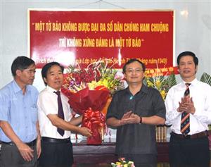 Phó Bí thư Thường trực Tỉnh ủy Đỗ Tiến Sỹ thăm và chúc mừng các cơ quan báo chí trong tỉnh