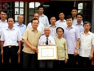 Phó Bí thư Thường trực Tỉnh ủy Đỗ Tiến Sỹ trao tặng Huy hiệu 70 năm tuổi Đảng tại huyện Văn Lâm