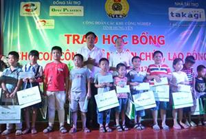 Phó Bí thư Thường trực Tỉnh ủy Đỗ Xuân Tuyên thăm, tặng quà gia đình chính sách, học sinh giỏi có hoàn cảnh khó khăn