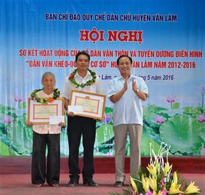 Văn Lâm: Sơ kết hoạt động của Tổ dân vận thôn và tuyên dương gương điển hình “Dân vận khéo” năm 2016