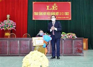 Đồng chí Trần Quốc Văn, Phó Bí thư Tỉnh ủy, Chủ tịch UBND tỉnh trao tặng Huy hiệu 75 năm tuổi Đảng tại xã Yên Phú