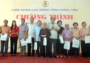 Khám bệnh, tặng quà các thương binh, gia đình chính sách và công nhân lao động