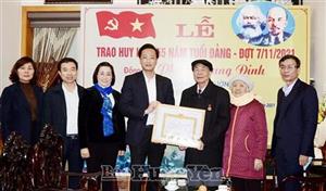 Đồng chí Bí thư Tỉnh ủy Nguyễn Hữu Nghĩa trao huy hiệu 55 năm tuổi Đảng tặng đồng chí Phạm Chung Đỉnh