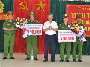 Trao thưởng các tập thể, cá nhân Công an huyện Tiên Lữ có thành tích xuất sắc trong đấu tranh phòng, chống tội phạm ma túy