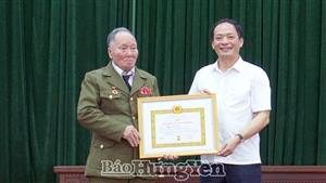 Các đồng chí lãnh đạo tỉnh trao Huy hiệu Đảng tặng đảng viên đợt 19.5