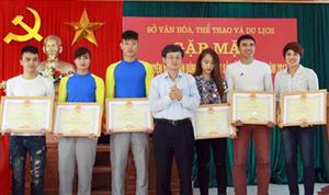 Hưng Yên: Khen thưởng các HLV, VĐV tiêu biểu