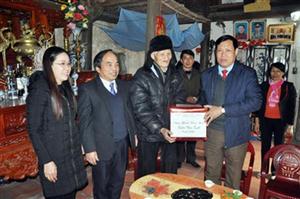 Phó Bí thư Thường trực Tỉnh ủy Đỗ Xuân Tuyên thăm, tặng quà Tết đối tượng chính sách, người nghèo