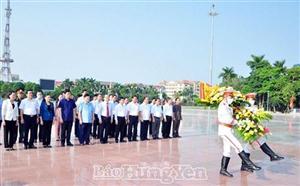 Dâng hương, dâng hoa tưởng nhớ Chủ tịch Hồ Chí Minh, Tổng Bí thư Nguyễn Văn Linh và tưởng niệm các anh hùng liệt sỹ