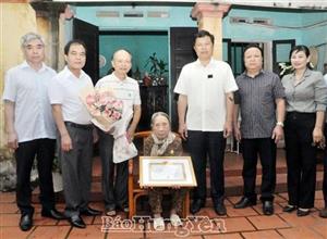 Đồng chí Trần Quốc Toản, Phó Bí thư Thường trực Tỉnh ủy, Chủ tịch HĐND tỉnh trao Huy hiệu 75 năm tuổi Đảng tại huyện Văn Giang