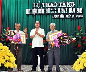 Trao tặng Huy hiệu Đảng tại thị trấn Lương Bằng