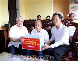 Chủ tịch Ủy ban Trung ương MTTQ Việt Nam Đỗ Văn Chiến thăm, tặng quà gia đình người có công, hộ nghèo tại huyện Tiên Lữ