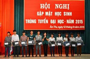 Ân Thi: Gặp mặt học sinh trúng tuyển đại học năm 2015