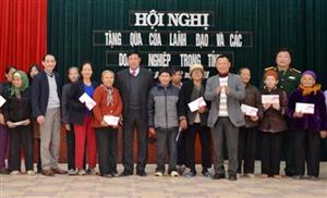 Phó Bí thư Thường trực Tỉnh ủy Đỗ Xuân Tuyên trao quà tặng hộ nghèo và công nhân có hoàn cảnh khó khăn