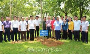 Đoàn công tác của Tỉnh ủy, HĐND, UBND, Ủy ban MTTQ Việt Nam tỉnh dâng hương tại Khu di tích lịch sử quốc gia đặc biệt Tân Trào