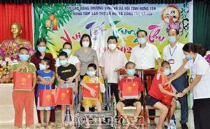 Đồng chí Nguyễn Duy Hưng, Phó Bí thư Thường trực Tỉnh ủy tặng quà Tết Trung thu cho trẻ em tại Trung tâm bảo trợ xã hội và công tác xã hội tỉnh