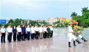 Dâng hoa tưởng niệm Tổng Bí thư Nguyễn Văn Linh